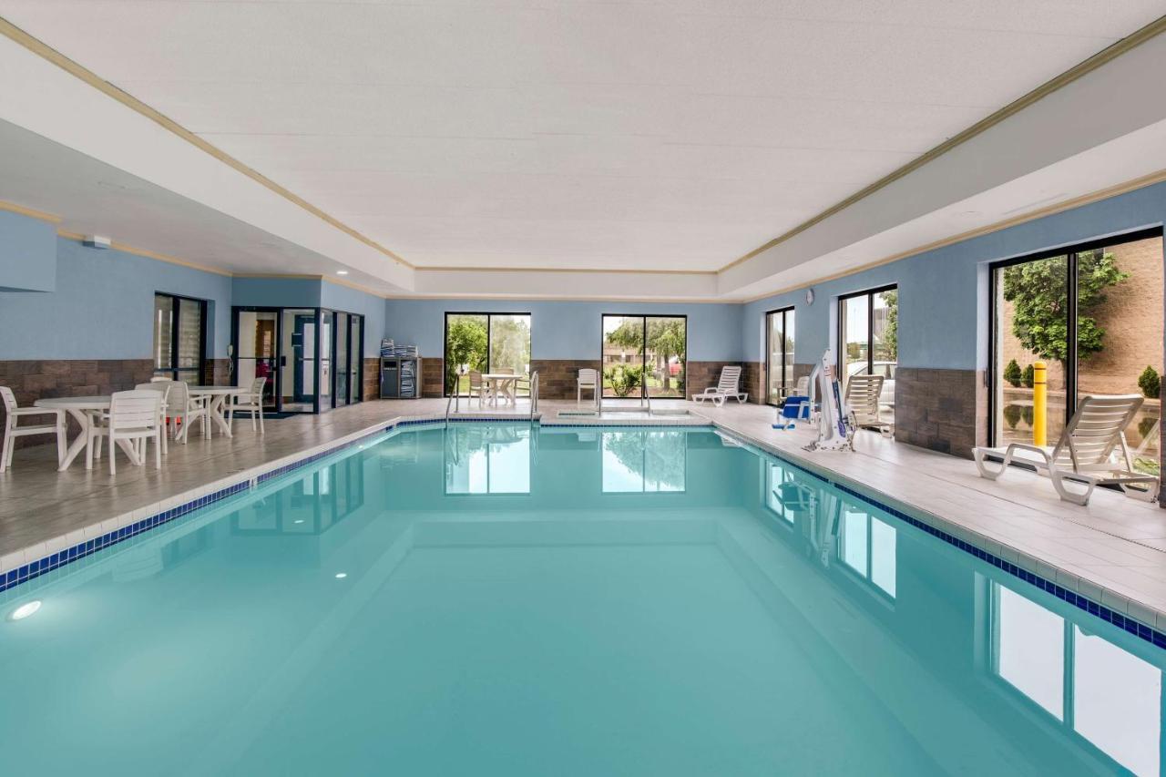 Best Western Waukesha Grand Pewaukee Buitenkant foto