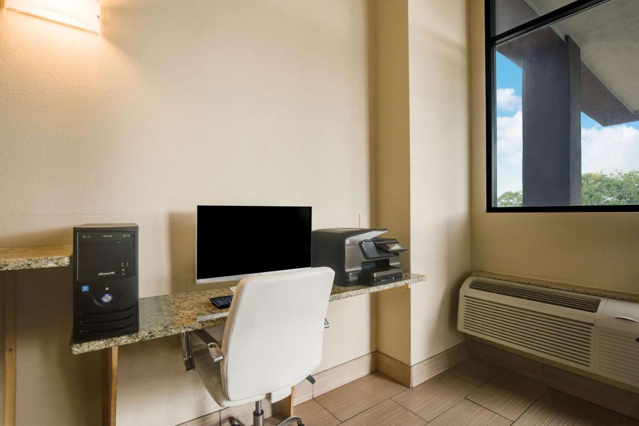 Best Western Waukesha Grand Pewaukee Buitenkant foto